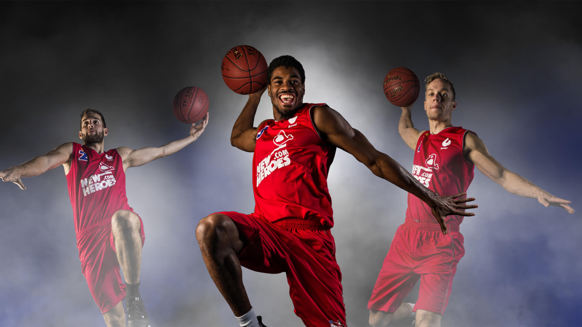 drie basketballers springen met bal in lucht 