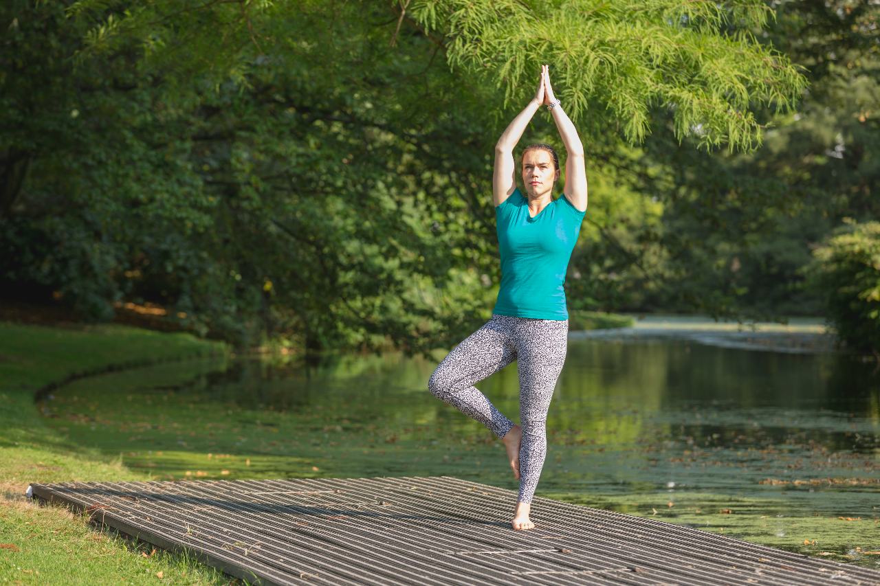 yoga vrouw staan natuur